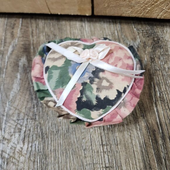 Sewing basket plus pin cushions. - Picture 15 of 16